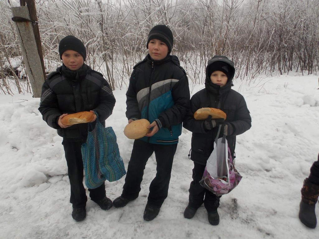 VILLAGE - boys with bread